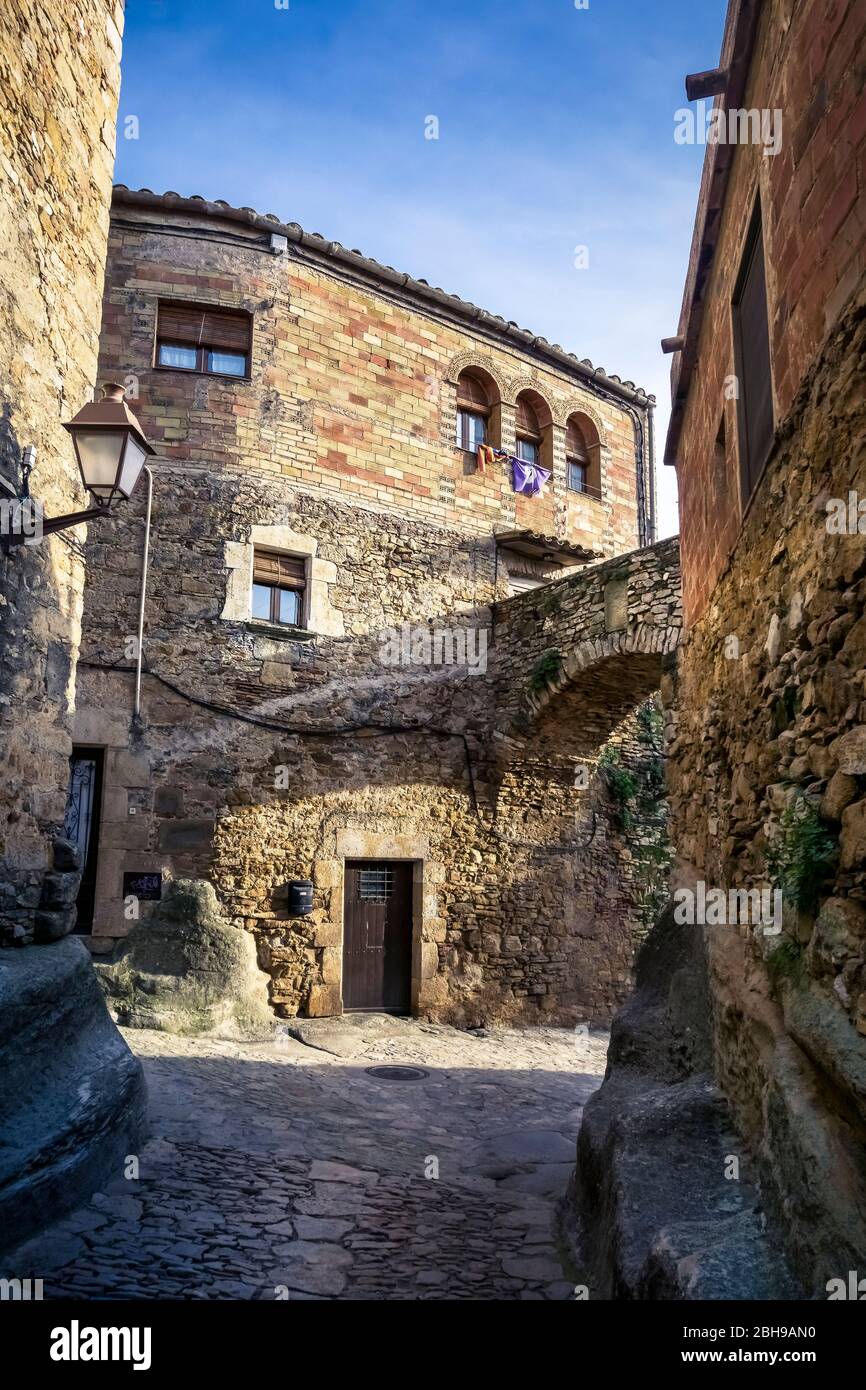 Vicolo del villaggio di Peratallada, il villaggio è stato premiato come un insieme storico-artistico in Catalogna. Foto Stock