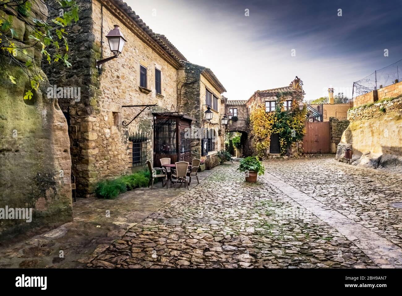 Centro del villaggio di Peratallada in autunno, il villaggio è stato premiato come un insieme storico-artistico in Catalogna. Foto Stock
