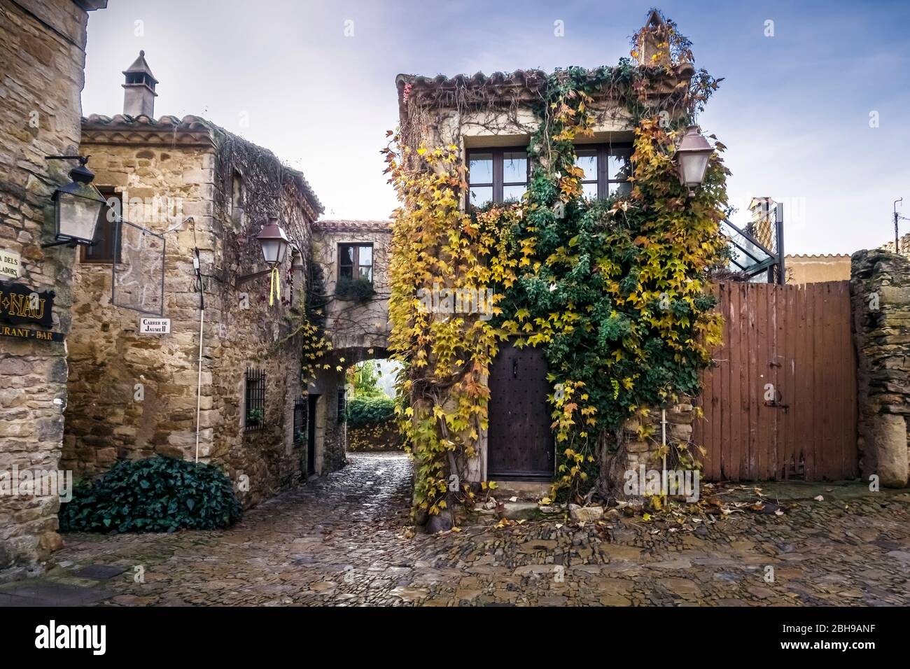 Vicolo a Peratallada in autunno. Il villaggio è stato premiato come un insieme storico-artistico in Catalogna. Foto Stock