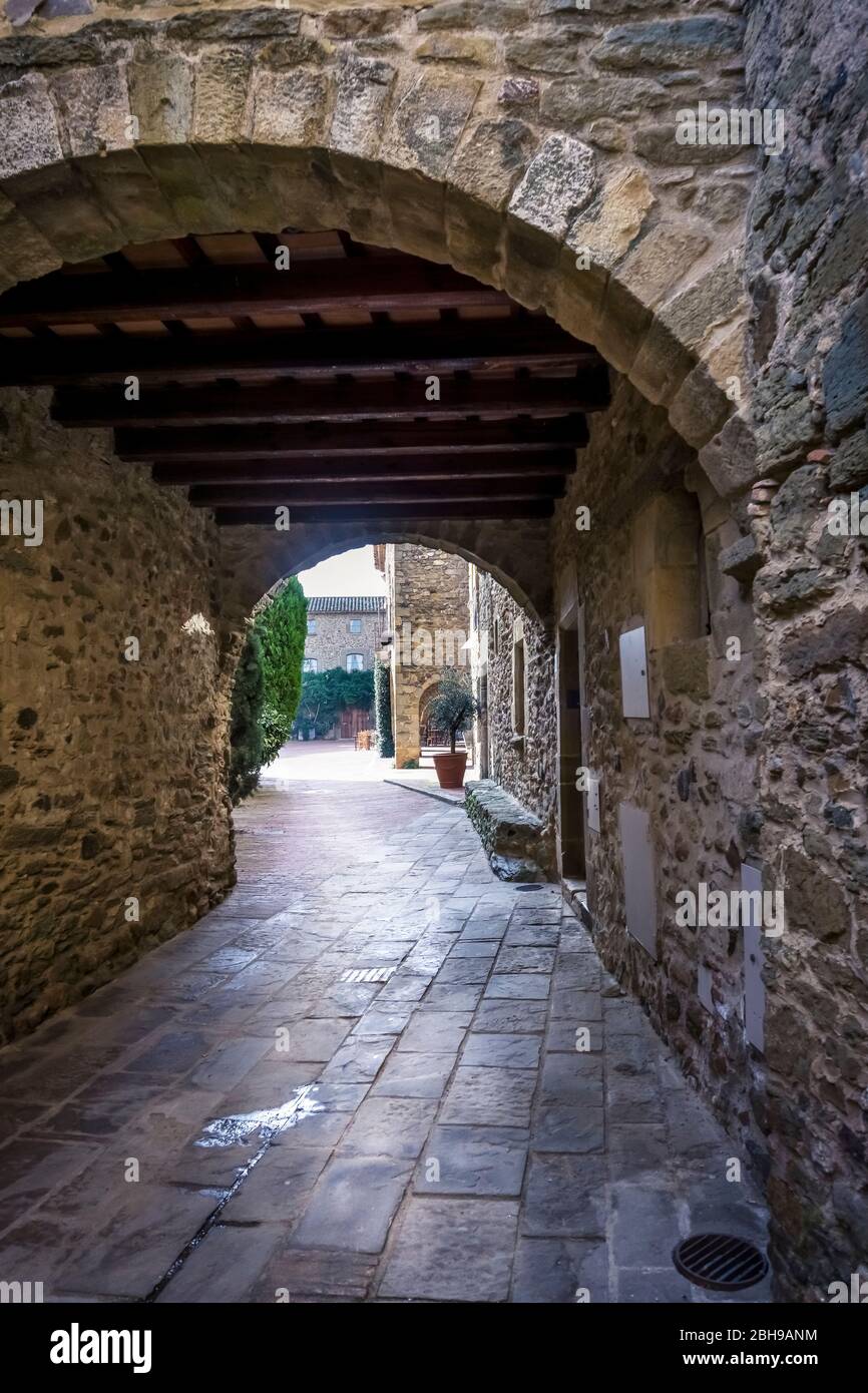 Volta in pietra e passaggio su Plaça Jaume i a Monsell, nella lista del patrimonio culturale della Catalogna Foto Stock