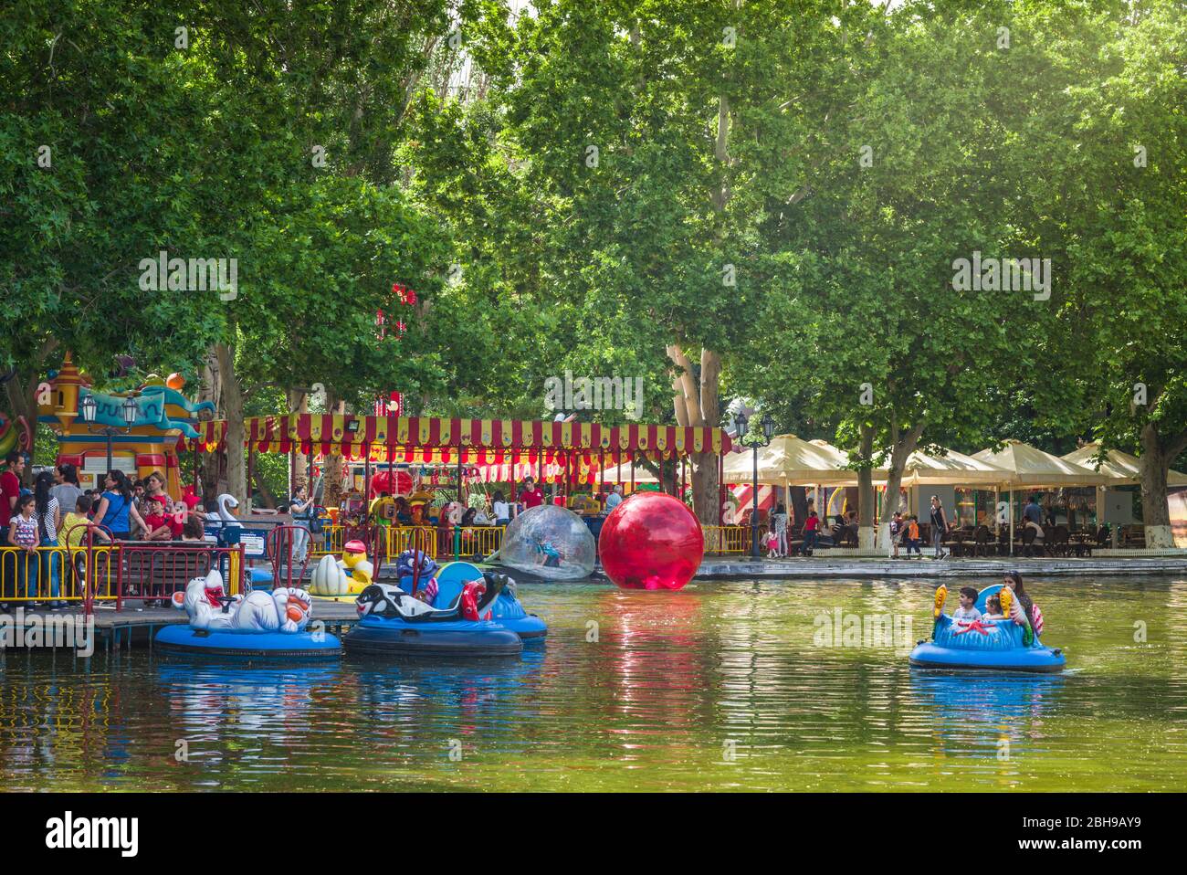 Armenia, Yerevan, Eritasardakan Park, giostre del parco divertimenti, non sono disponibili uscite Foto Stock
