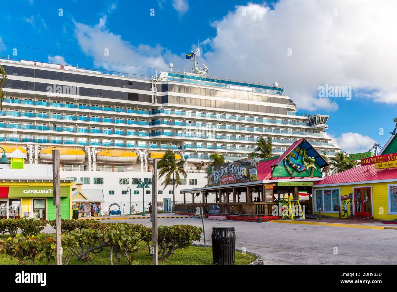 Nave da crociera nel porto di Port Lucaya, Freeport, Grand Bahama, Bahamas, Caraibi, Atlantico, America Centrale Foto Stock