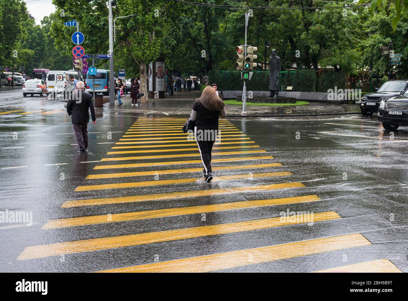Armenia, Yerevan, inondato street durante il temporale Foto Stock