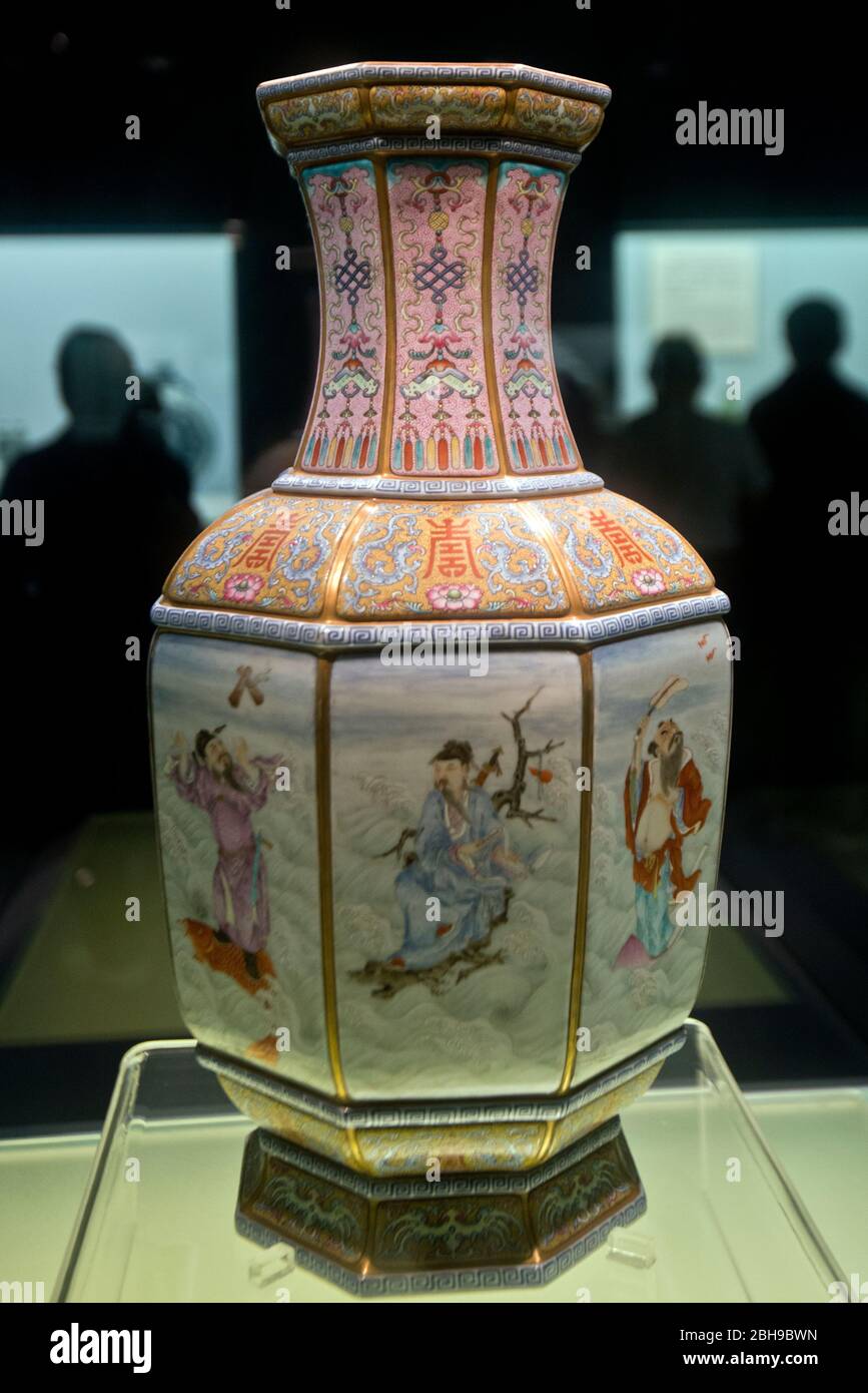 Porcellana cinese: Vaso con disegno fencai di otto Immortali - Jingdezhen Ware - Qianlong Reign (1736-1795 d.C.) Dinastia Qing. Museo di Shanghai Foto Stock