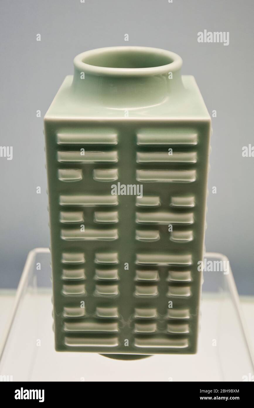 Vaso quadrato glassato verde fagiolo con otto diagrammi - Jingdezhen Ware - Xuantong Reign (1909 - 1911 ad) Dinastia Qing. Museo di Shanghai Foto Stock