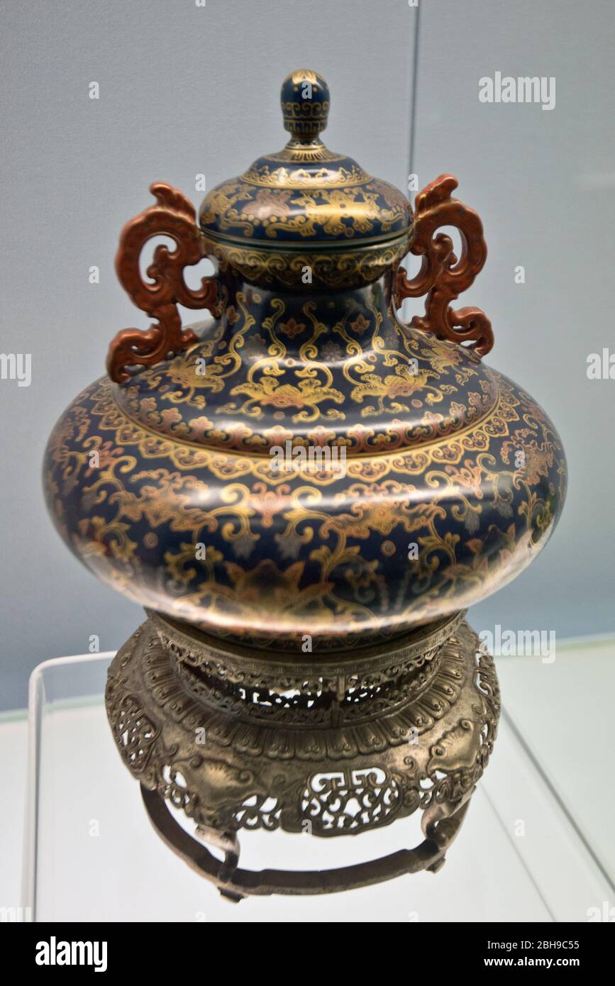 Vaso glassato blu con disegno dorato e argentato di pesche - Jingdezhen Ware - Quianlong Reing (1736-1795 d.C.) Dinastia Qing. Museo di Shanghai Foto Stock