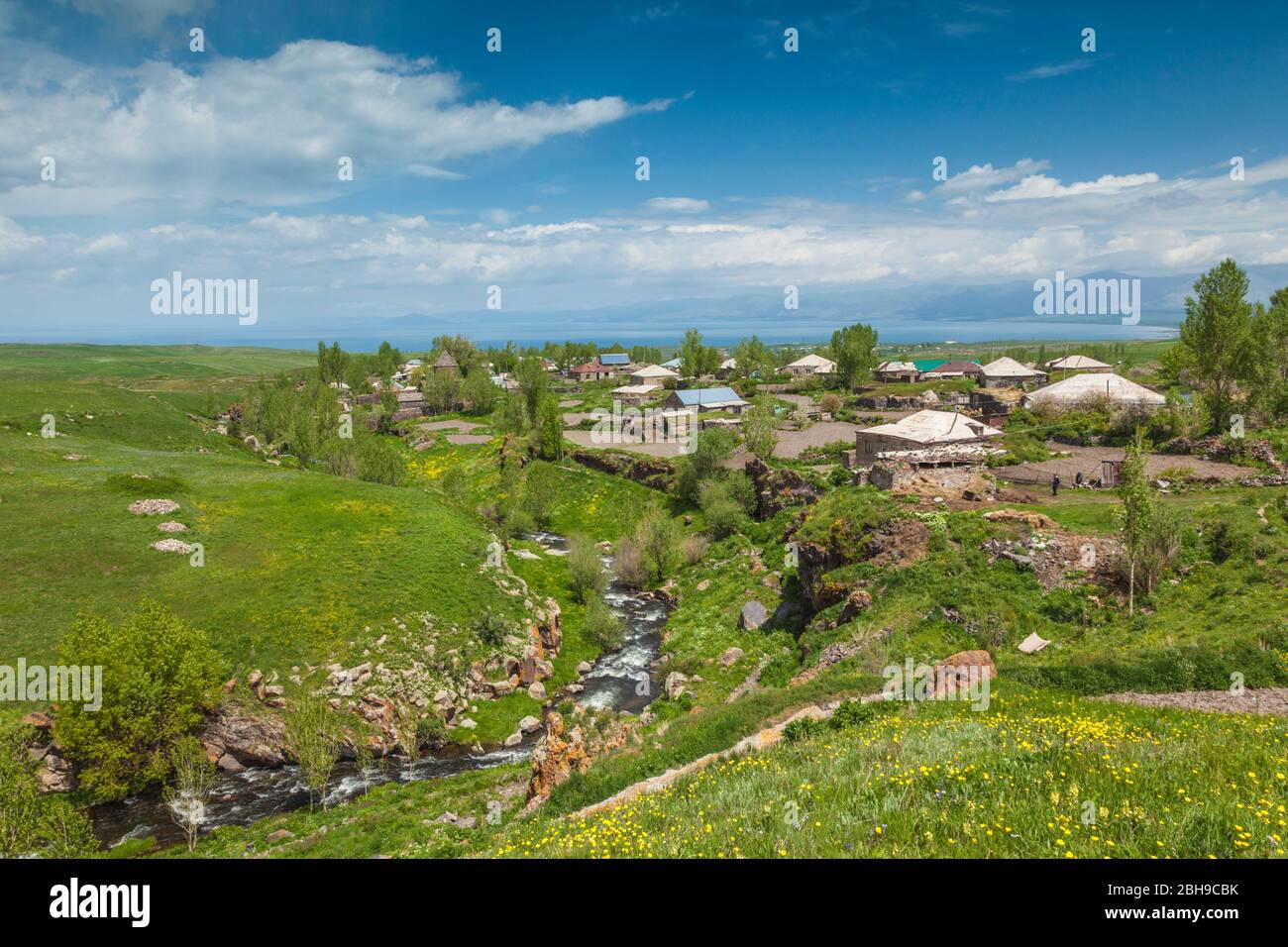 Armenia, Lago Sevan, Makenis, ad alto angolo di vista viallge Foto Stock