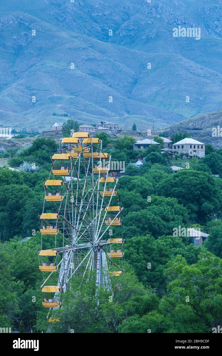 Armenia, Yeghegnadzor, parco divertimenti, ruota panoramica Ferris, ad alto angolo di visione, alba Foto Stock