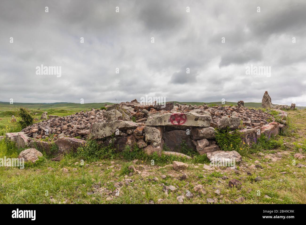Armenia, Sisian, Zorats Karer, Carahunge, disposte pietre risalenti a 3000BC Foto Stock