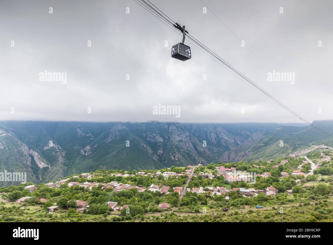 Armenia, Haldizor, ali di Tatev Aerial Tram, più lunga del mondo funivia, sopra Haldizor città Foto Stock