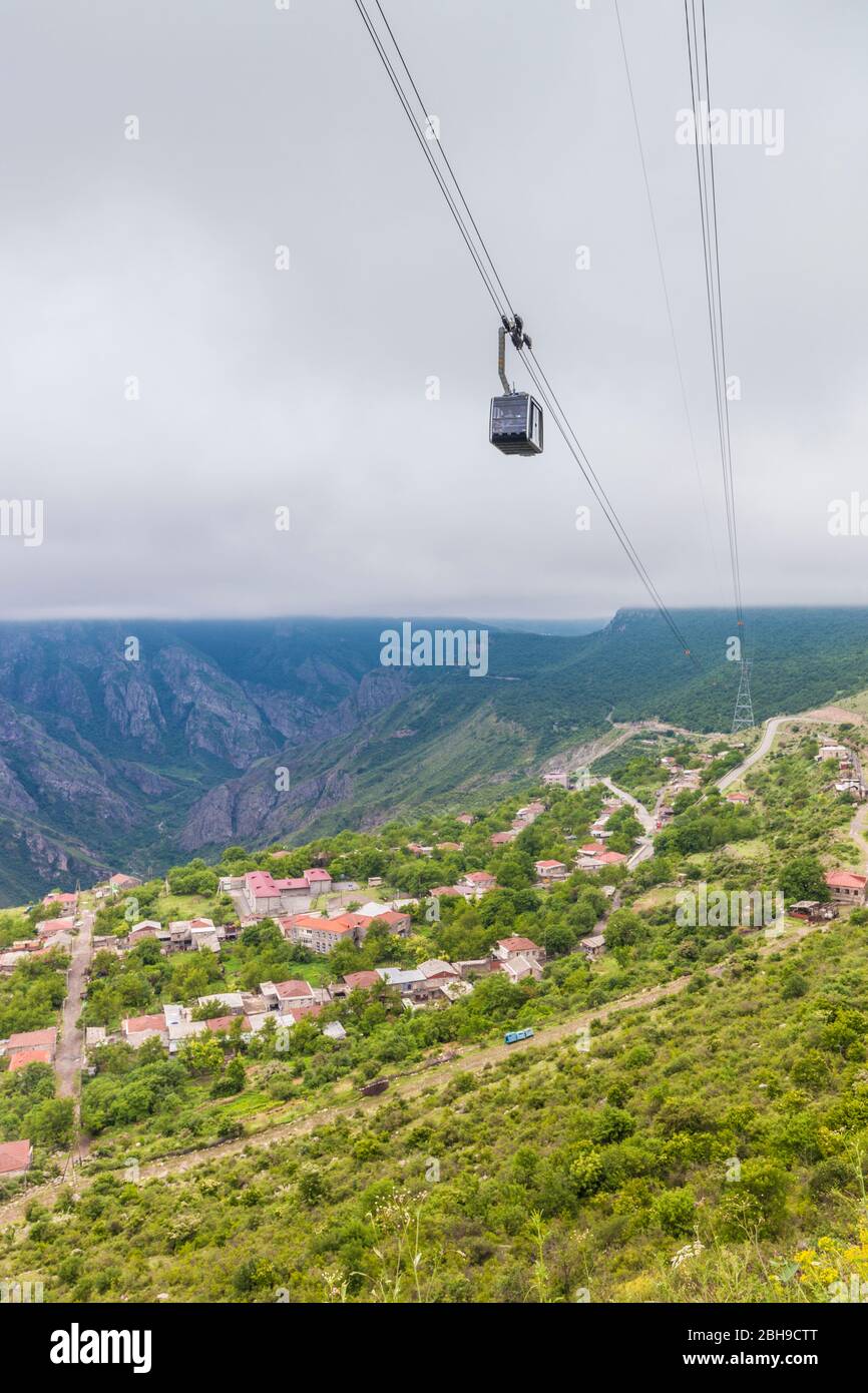 Armenia, Haldizor, ali di Tatev Aerial Tram, più lunga del mondo funivia, sopra Haldizor città Foto Stock