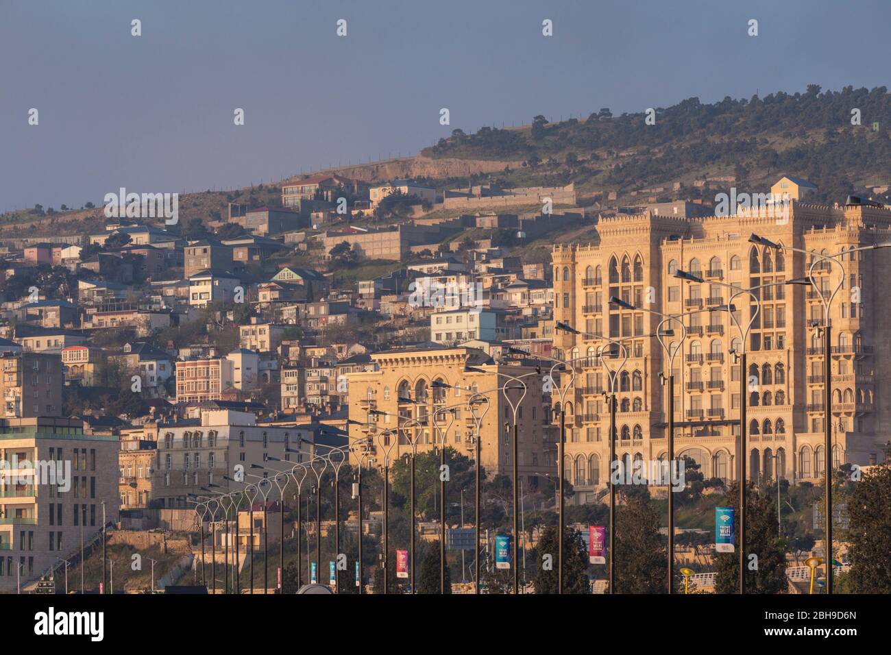 Azerbaigian, Baku, Bulvar passeggiata lungomare, architettura, alba Foto Stock