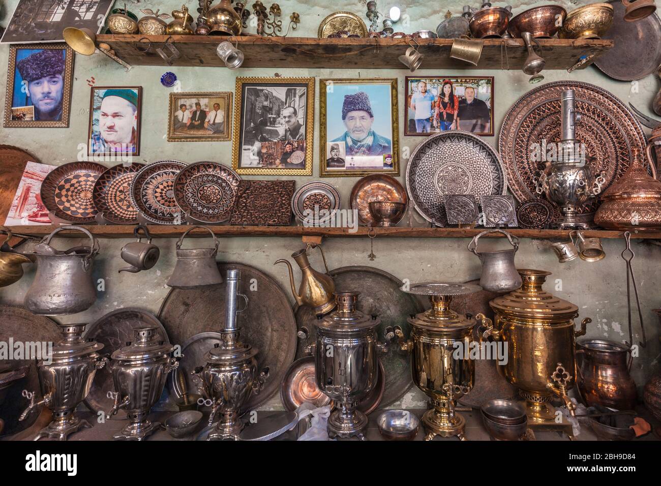 Azerbaigian, Lahic, fatta a mano lavori in metallo in corrispondenza di metallurgo del negozio Foto Stock