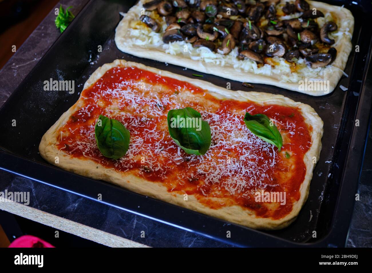 Preparazione di pizza italiana fatta in casa, pizza burrata fatta in casa Foto Stock