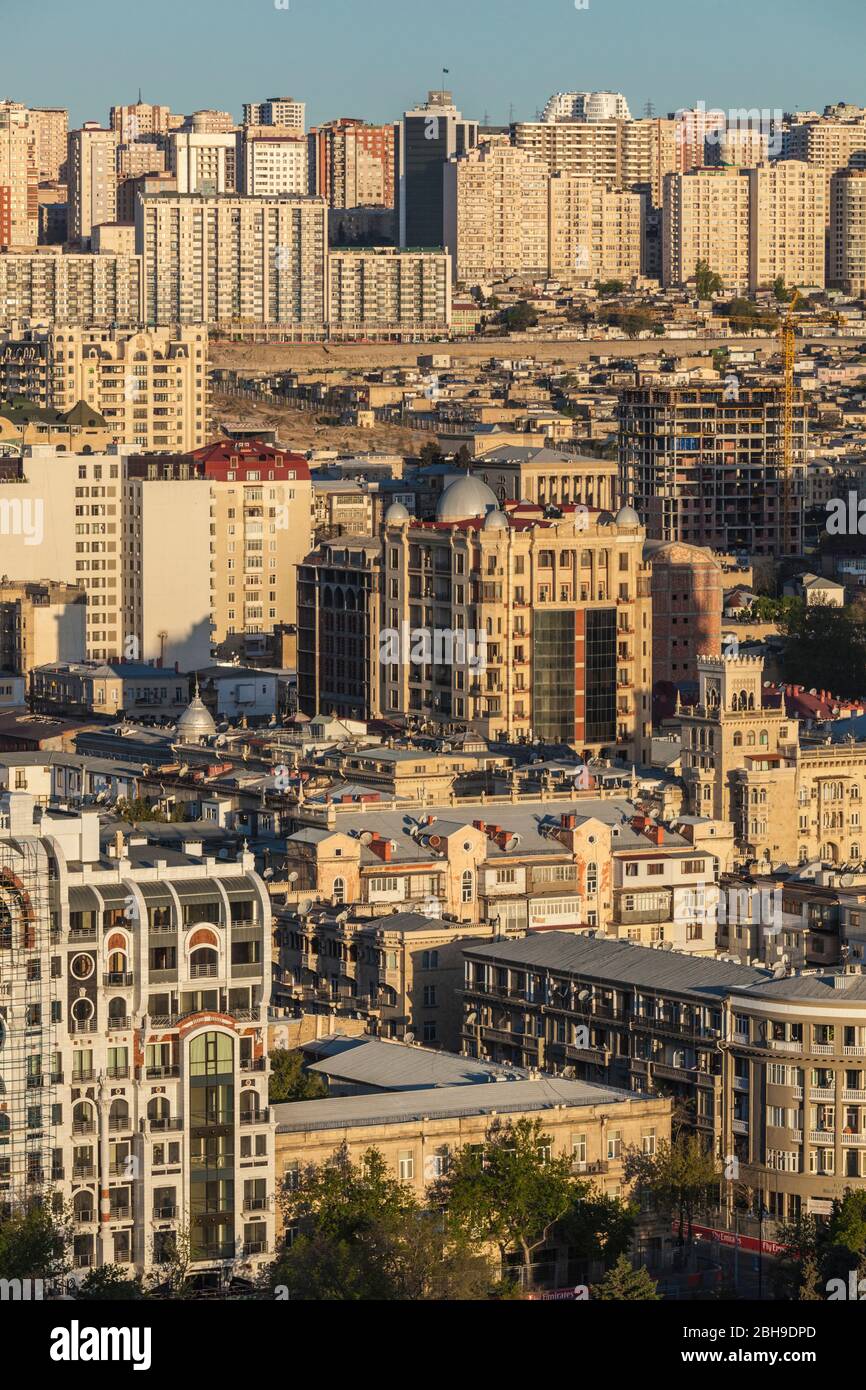 Azerbaigian, Baku, elevato angolo dello skyline della città del centro di Baku, alba Foto Stock