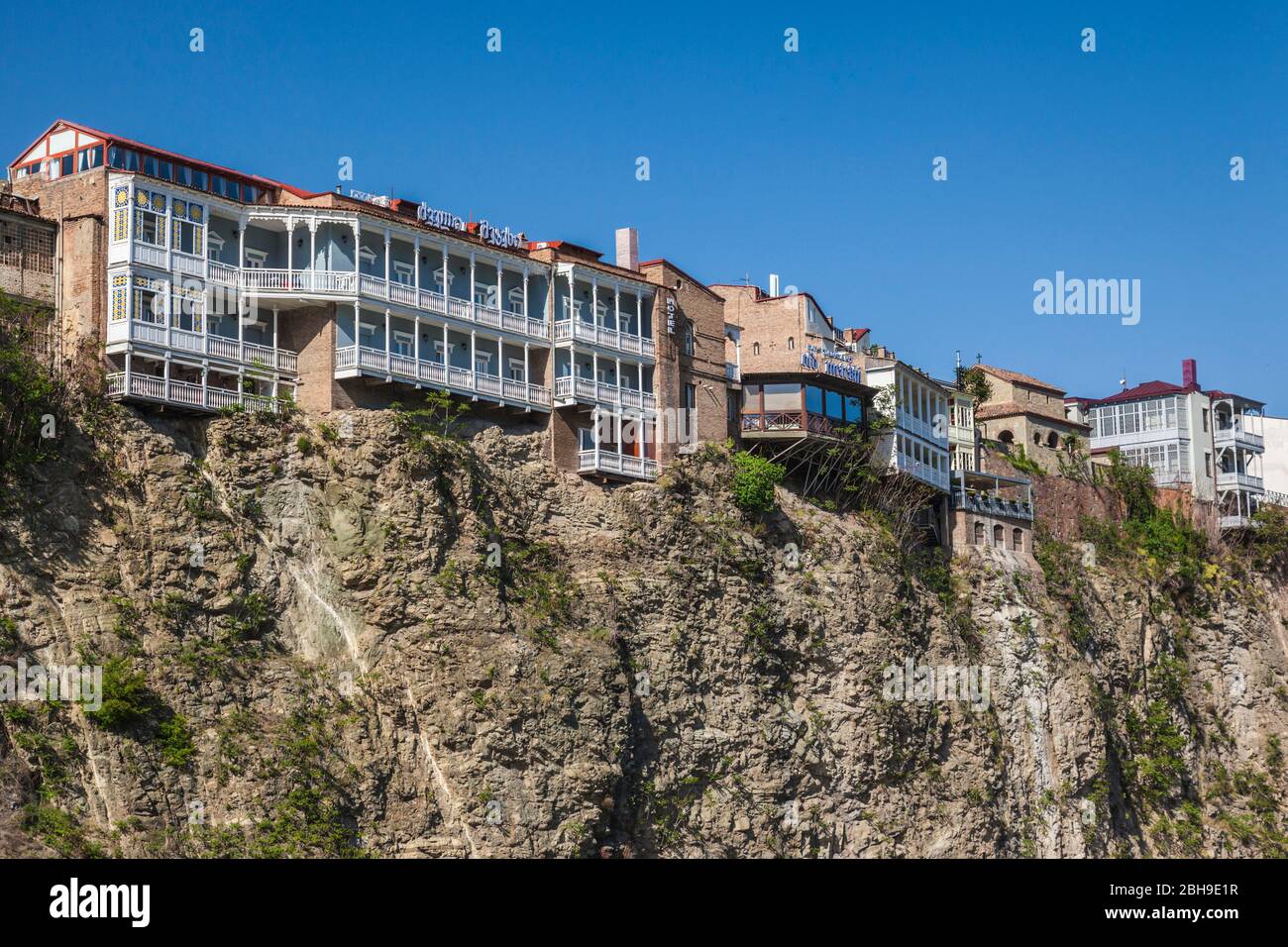 La Georgia, Tbilisi, Avlabari, cliffside edifici al di sopra di fiume Mtkvari Foto Stock