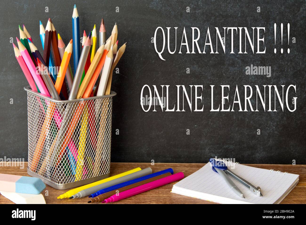 Apprendimento online in quarantena iscrizione sullo sfondo di una lavagna e forniture scolastiche .Homeschooling durante la quarantena. A casa, studio in Th Foto Stock