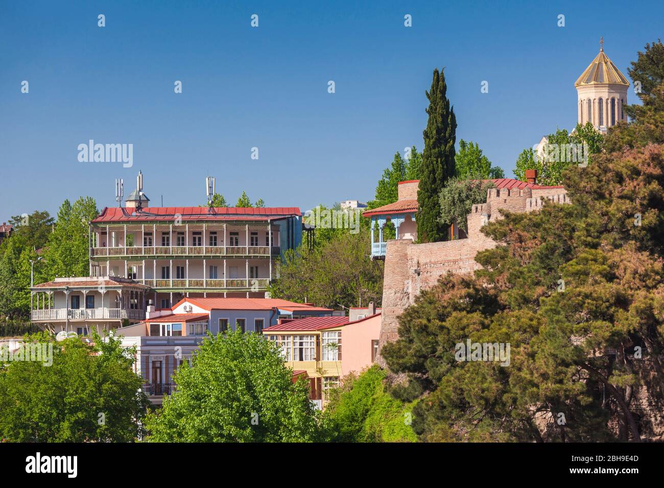 La Georgia, Tbilisi, Avlabari, città edifici con Tsminda Sameba Cattedrale Foto Stock