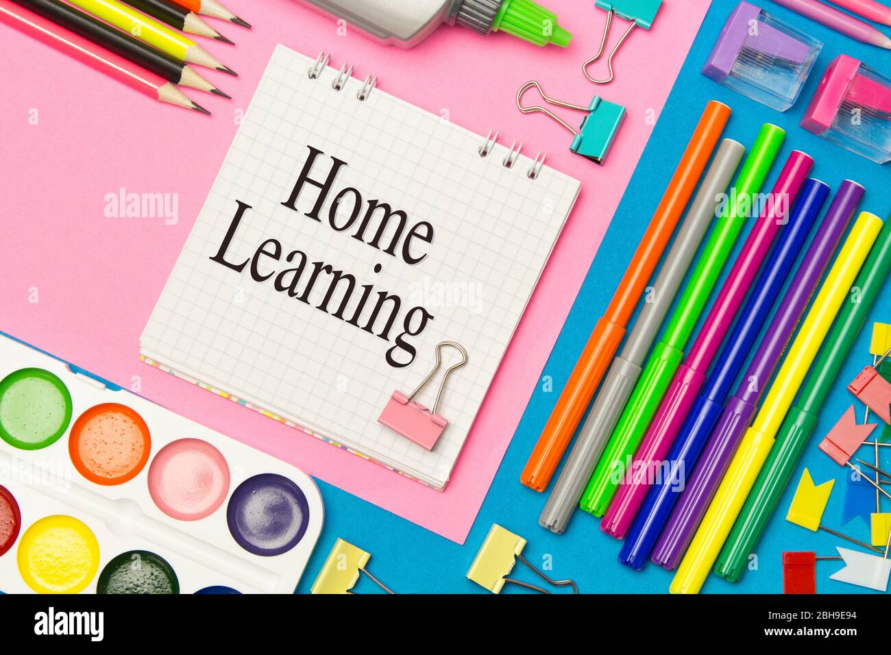 Home learning in quarantena iscrizione sulle forniture della scuola di fondo. Homeschooling in condizioni di quarantena e l'evento di un focolaio di t Foto Stock