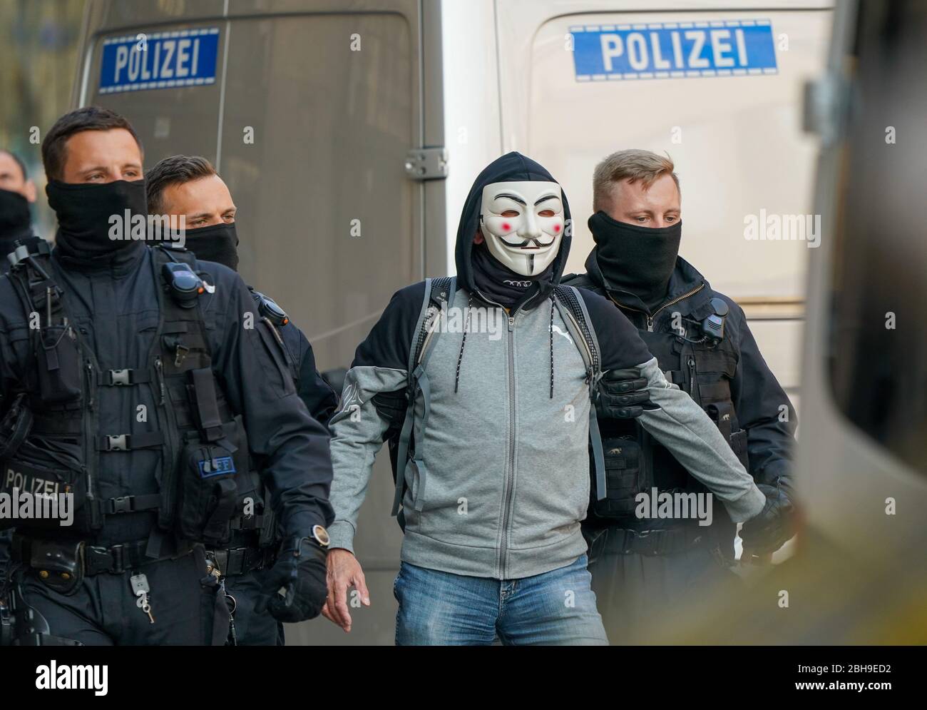 Chemnitz, Germania. 24 Aprile 2020. Un uomo che indossa una maschera viene preso da poliziotti per l'identificazione personale. I membri dell'associazione estremista di destra Pro Chemnitz avevano pianificato un raduno al monumento Karl Marx. Dopo che la manifestazione fu vietata dalla Corte amministrativa superiore Sassonia, la polizia sciolse gruppi di manifestanti da Pro Chemnitz. Credit: Peter Endig/dpa-Zentralbild/dpa/Alamy Live News Foto Stock