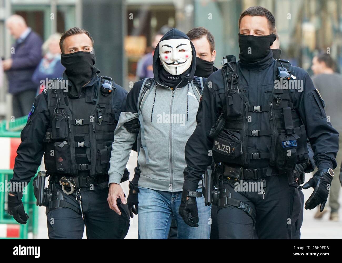 Chemnitz, Germania. 24 Aprile 2020. Un uomo che indossa una maschera viene preso da poliziotti per l'identificazione personale. I membri dell'associazione estremista di destra Pro Chemnitz avevano pianificato un raduno al monumento Karl Marx. Dopo che la manifestazione fu vietata dalla Corte amministrativa superiore Sassonia, la polizia sciolse gruppi di manifestanti da Pro Chemnitz. Credit: Peter Endig/dpa-Zentralbild/dpa/Alamy Live News Foto Stock