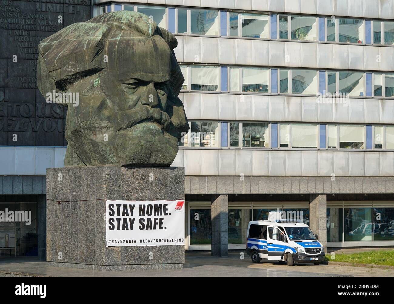 Chemnitz, Germania. 24 Aprile 2020. Accanto al monumento Karl Marx è parcheggiata una macchina della polizia. I membri dell'associazione estremista di destra Pro Chemnitz avevano pianificato un raduno al monumento Karl-Marx. Dopo che la manifestazione fu vietata dalla Corte amministrativa superiore Sassonia, la polizia sciolse gruppi di manifestanti da Pro Chemnitz. Credit: Peter Endig/dpa-Zentralbild/dpa/Alamy Live News Foto Stock