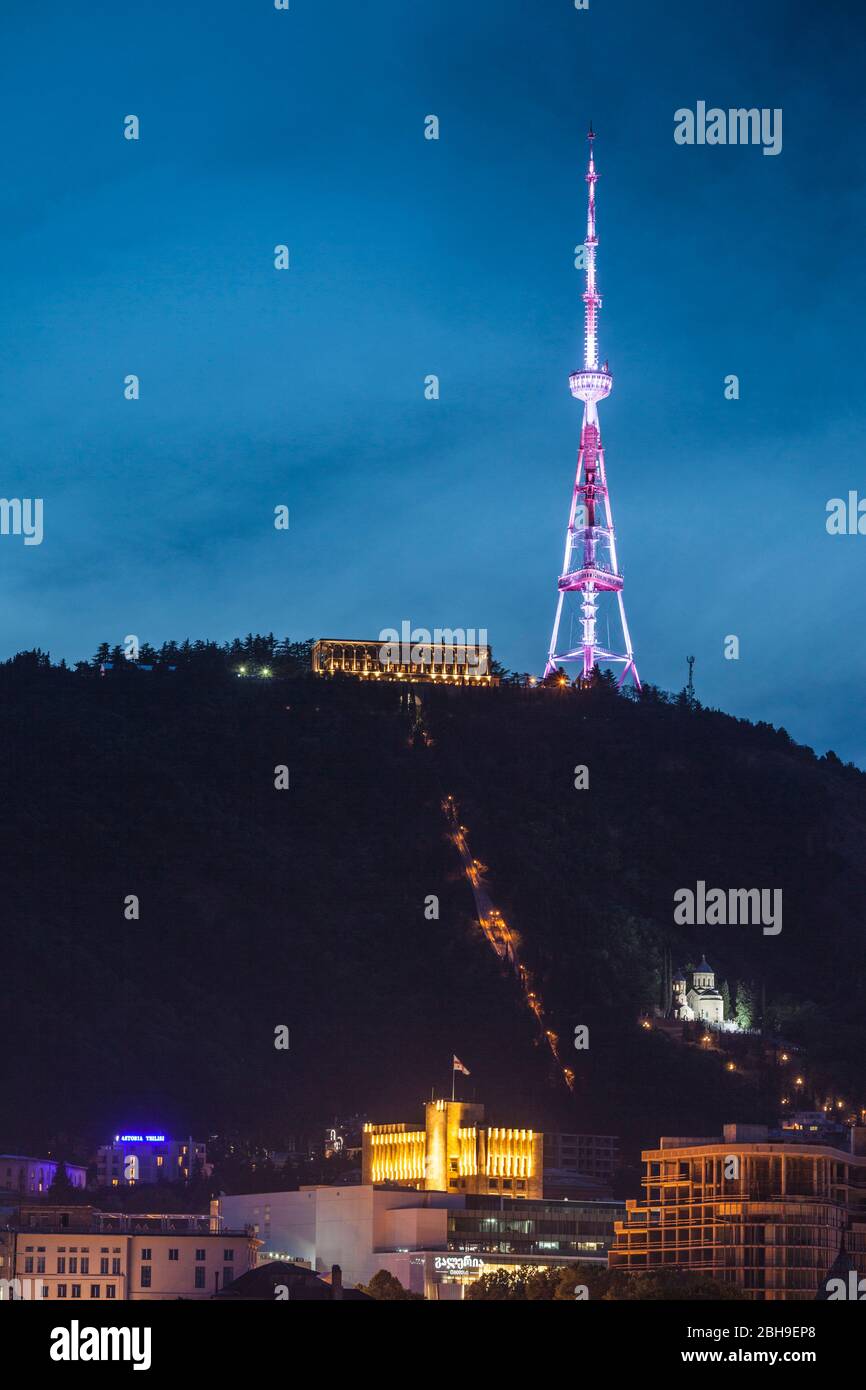 La Georgia, Tbilisi, Mtatsminda Hill, la Torre della TV, crepuscolo Foto Stock