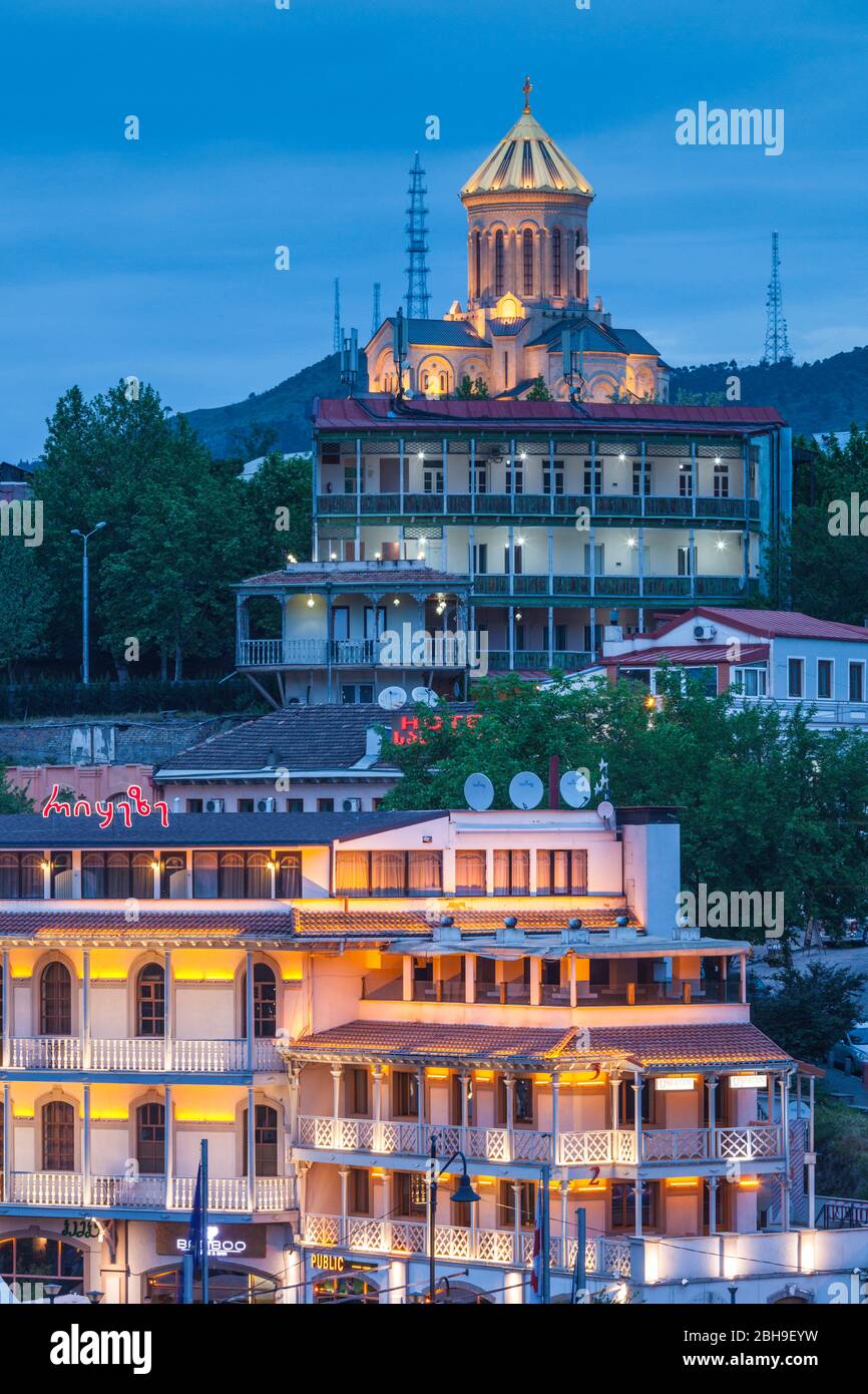 La Georgia, Tbilisi, Avlabari, edifici e Tsminda Sameba Cattedrale, crepuscolo Foto Stock