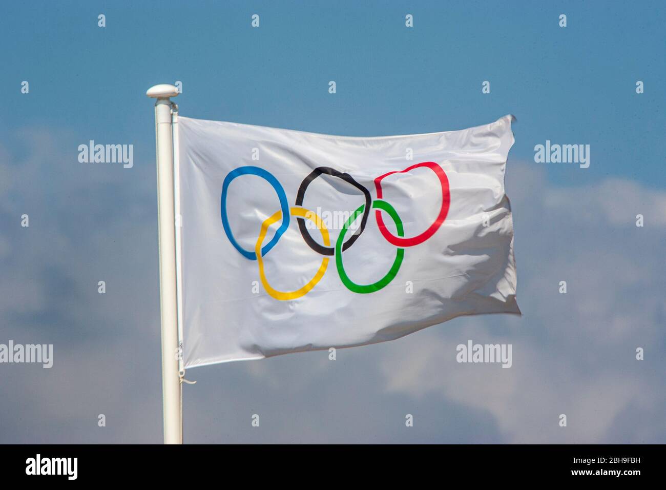 Bandiera olimpica ai Giochi Olimpici estivi del 2004, Atene, Grecia. 16 agosto 2004 Foto Stock