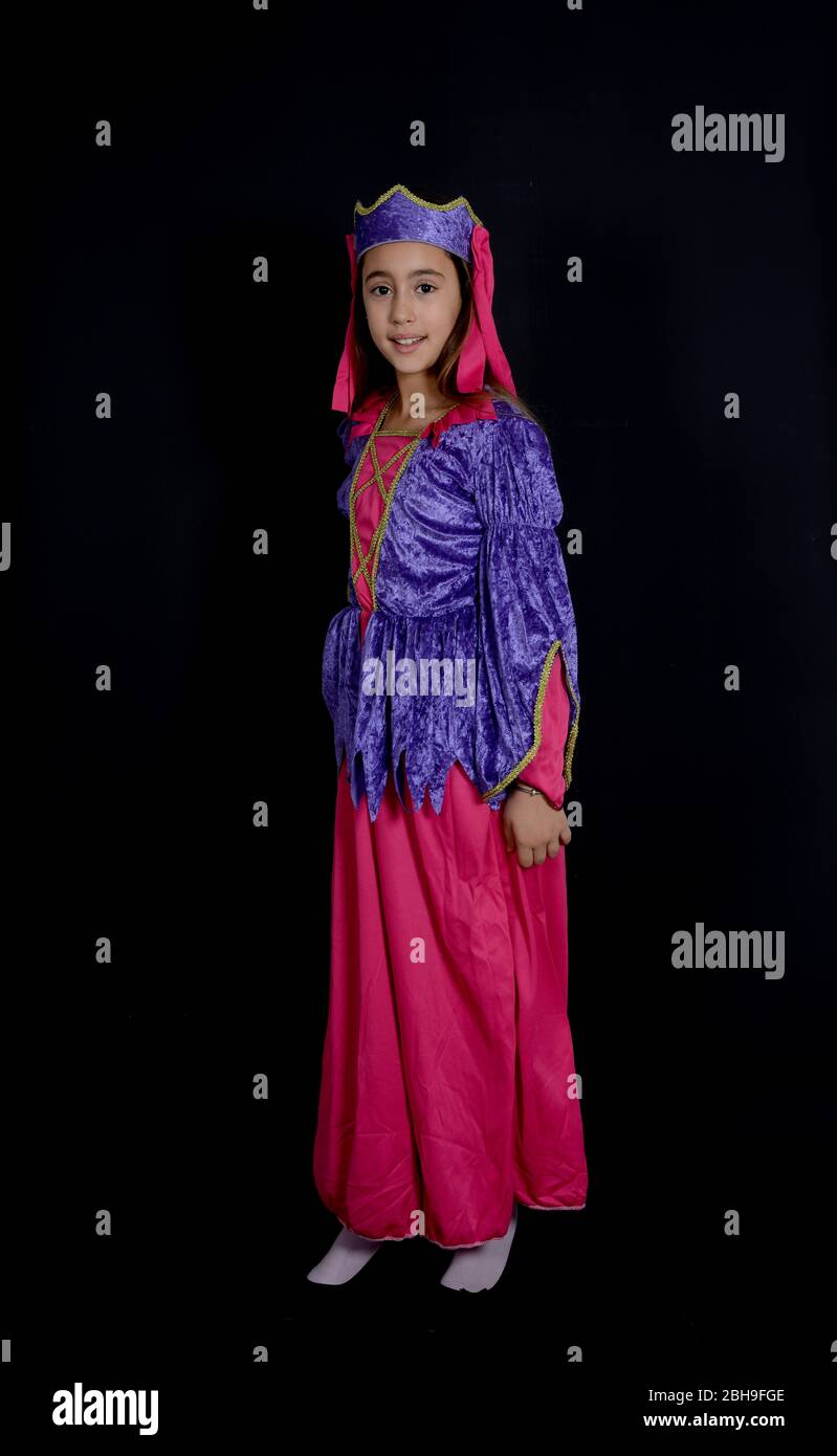 costume medievale ragazza adolescente su sfondo nero principessa caldo rosa e violetta Foto Stock