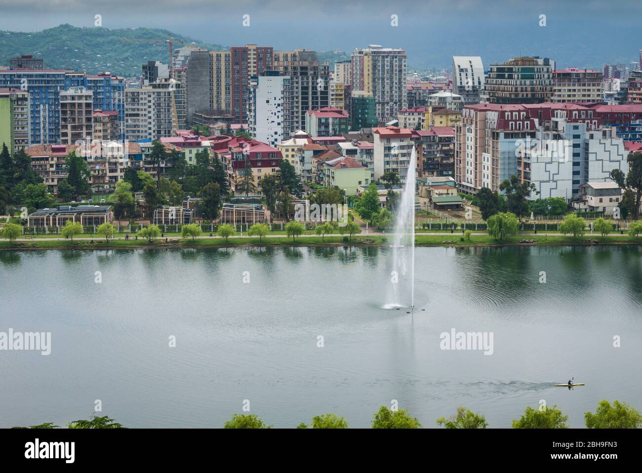 La Georgia, Batumi, ad alto angolo di visione del Lago Nurigeli Foto Stock