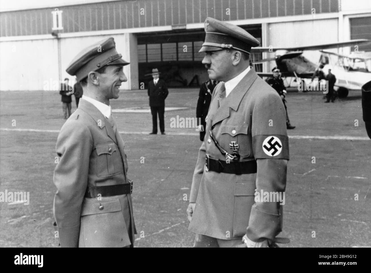 Il Ministro tedesco della cultura Joseph Goebbels seduti fuori in giardino di Carlton Hotel durante l occasione della Lega delle Nazioni sale riunioni Foto Stock