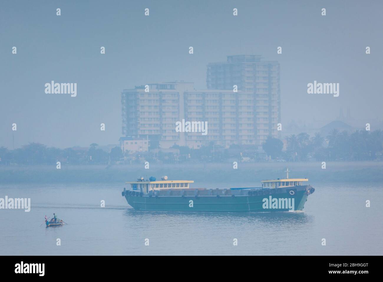 Cambogia, Phnom Penh, traffico marittimo sul fiume Tonle SAP Foto Stock