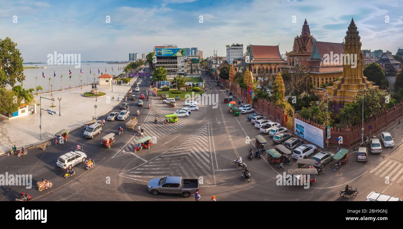Cambogia, Phnom Penh, Sisowath Quay traffico, vista in elevazione Foto Stock