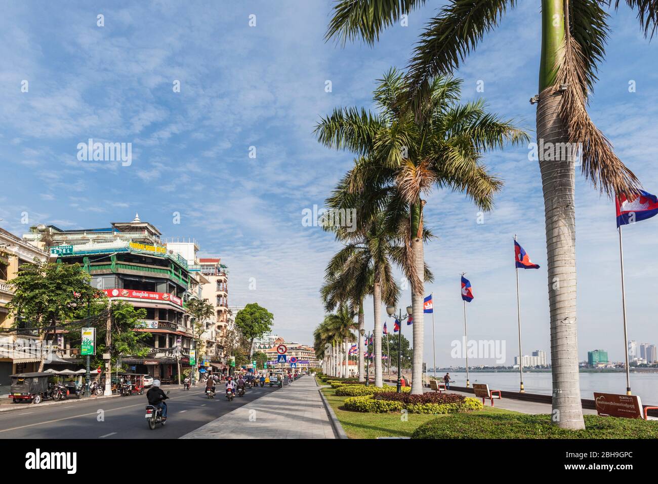 Cambogia, Phnom Penh, edifici lungo Sisowath Quay, mattina Foto Stock
