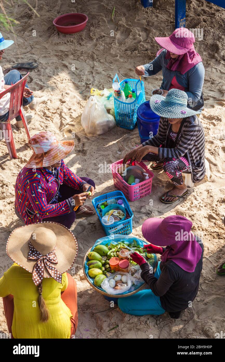 Cambogia, Sihanoukville, Otres Beach, venditori locali spiaggia, non release Foto Stock