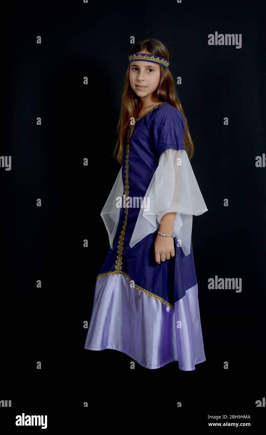 costume medievale ragazza adolescente su sfondo nero principessa caldo rosa e violetta Foto Stock