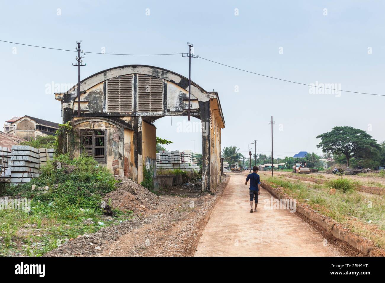 Cambogia, Battambang, Stazione ferroviaria di Battambang, treni francesi-coloniali riparano capannoni Foto Stock