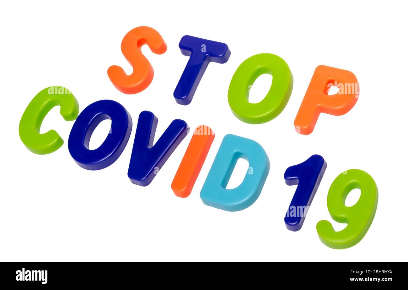 Coronavirus pandemico, testo FERMARE COVID-19 su uno sfondo bianco. Fermare la pandemia globale di coronavirus. COVID-19 è il nuovo nome ufficiale per coronaviru Foto Stock