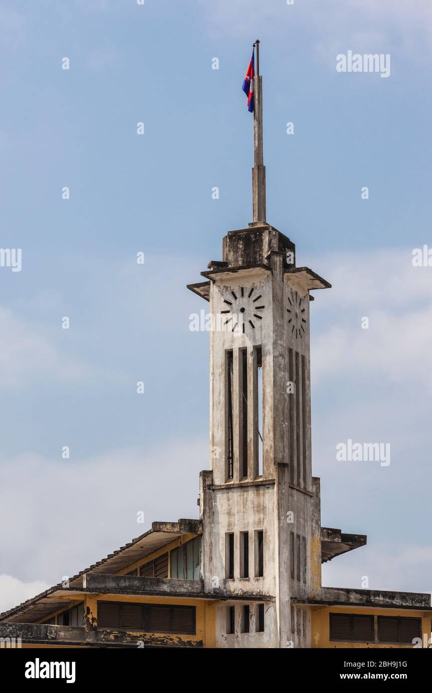 Cambogia, Battambang, Psar Nath Market, art-deco francese coloniale esterno del mercato Foto Stock