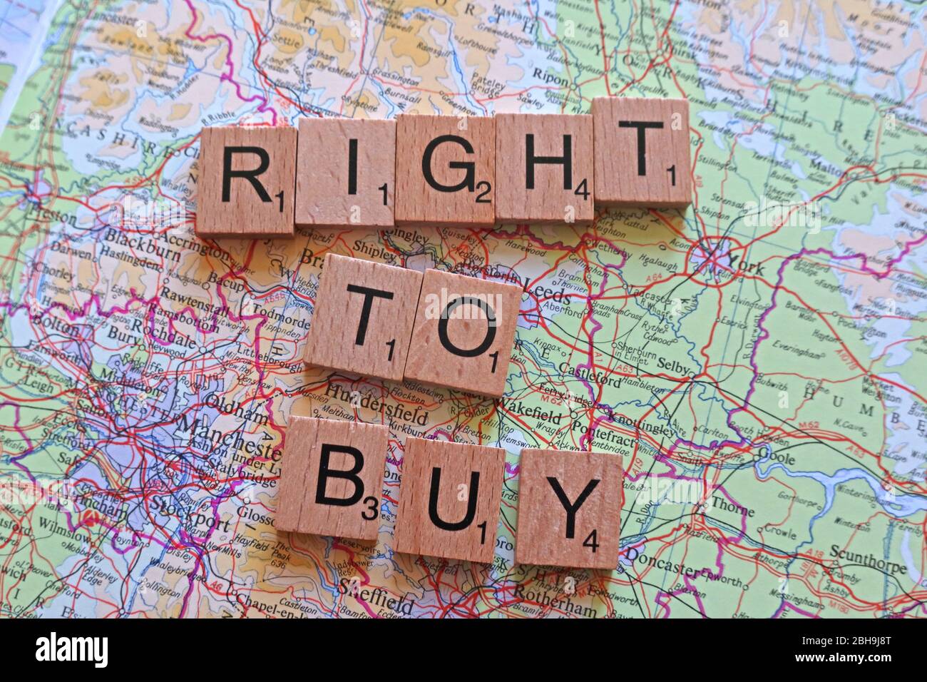 Scrabble lettere di legno sulla mappa ortografia diritto di acquistare, RTB legislazione in UK circa l'acquisto di alloggi sociali da parte di inquilini del consiglio Foto Stock