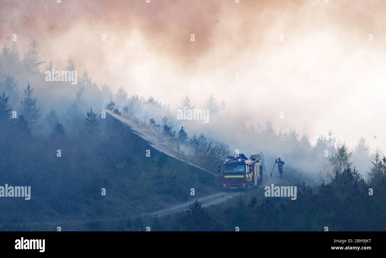 Un fuoco attraverso una grande area di gola a Newry, dove i vigili del fuoco stanno affrontando le fiamme che bruciano da diversi giorni, come il Servizio di soccorso e antincendio dell'Irlanda del Nord ha detto che il fuoco selvaggio in questa fase sembra essere stato deliberatamente iniziato. Foto Stock