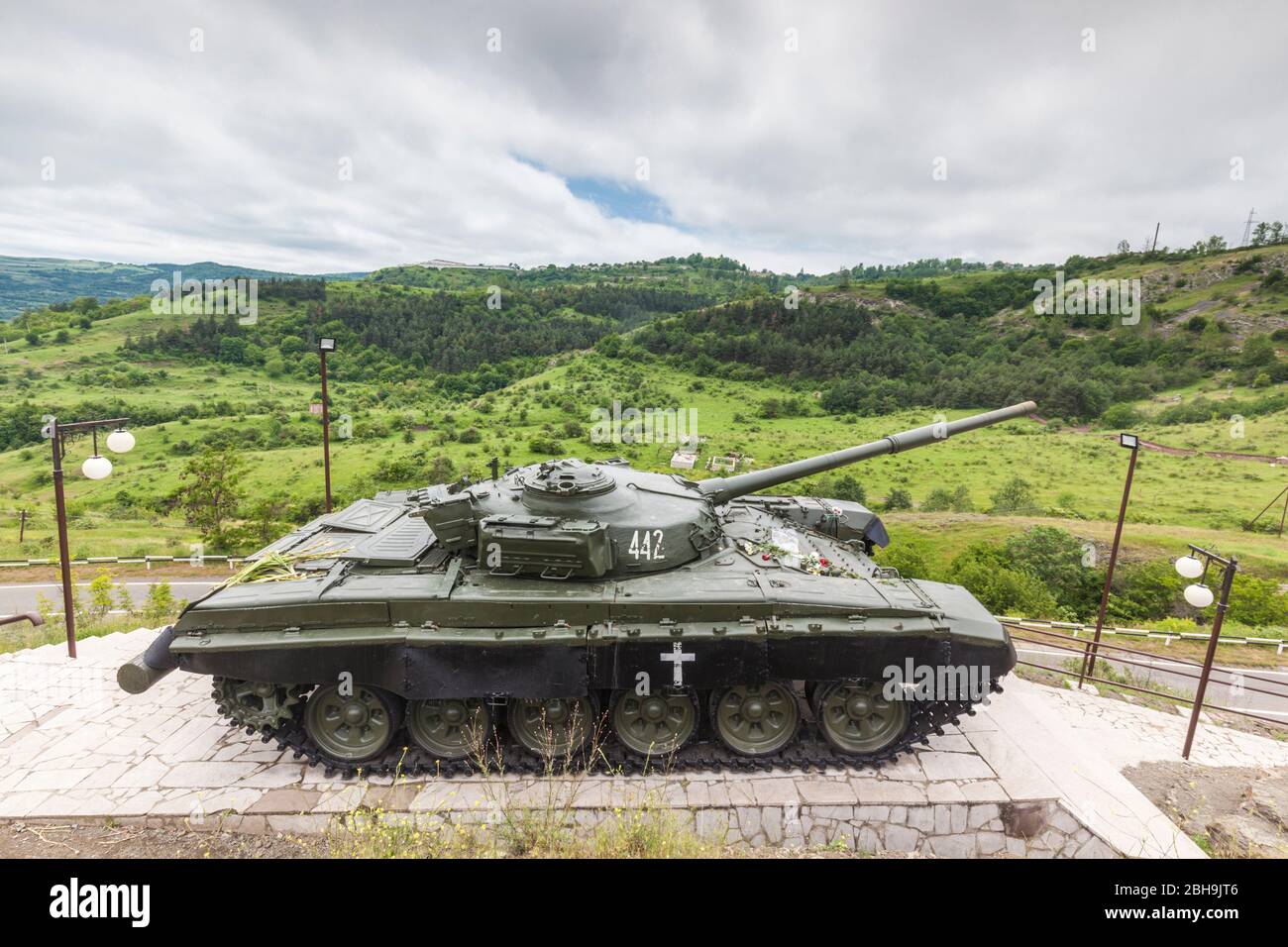 Nagorno Karabakh Repubblica, Shushi, serbatoio monumento con dell era sovietica T-72 serbatoio, Nagorno Karabakh War Foto Stock