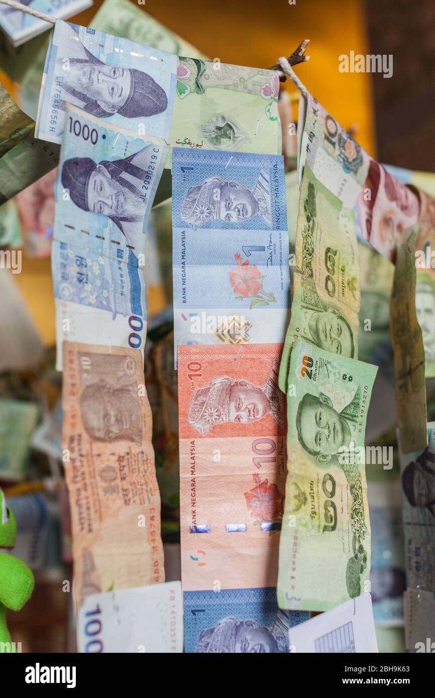 Thailandia, Bangkok, Ko Ratanakosin Area, Wat Pho, offerte di denaro Foto Stock