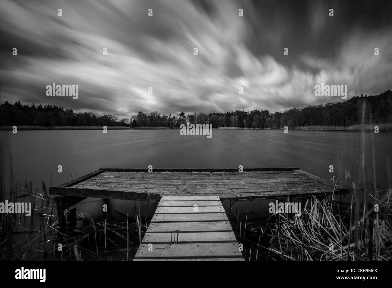 Lunga esposizione del lago con molo di pesca Foto Stock