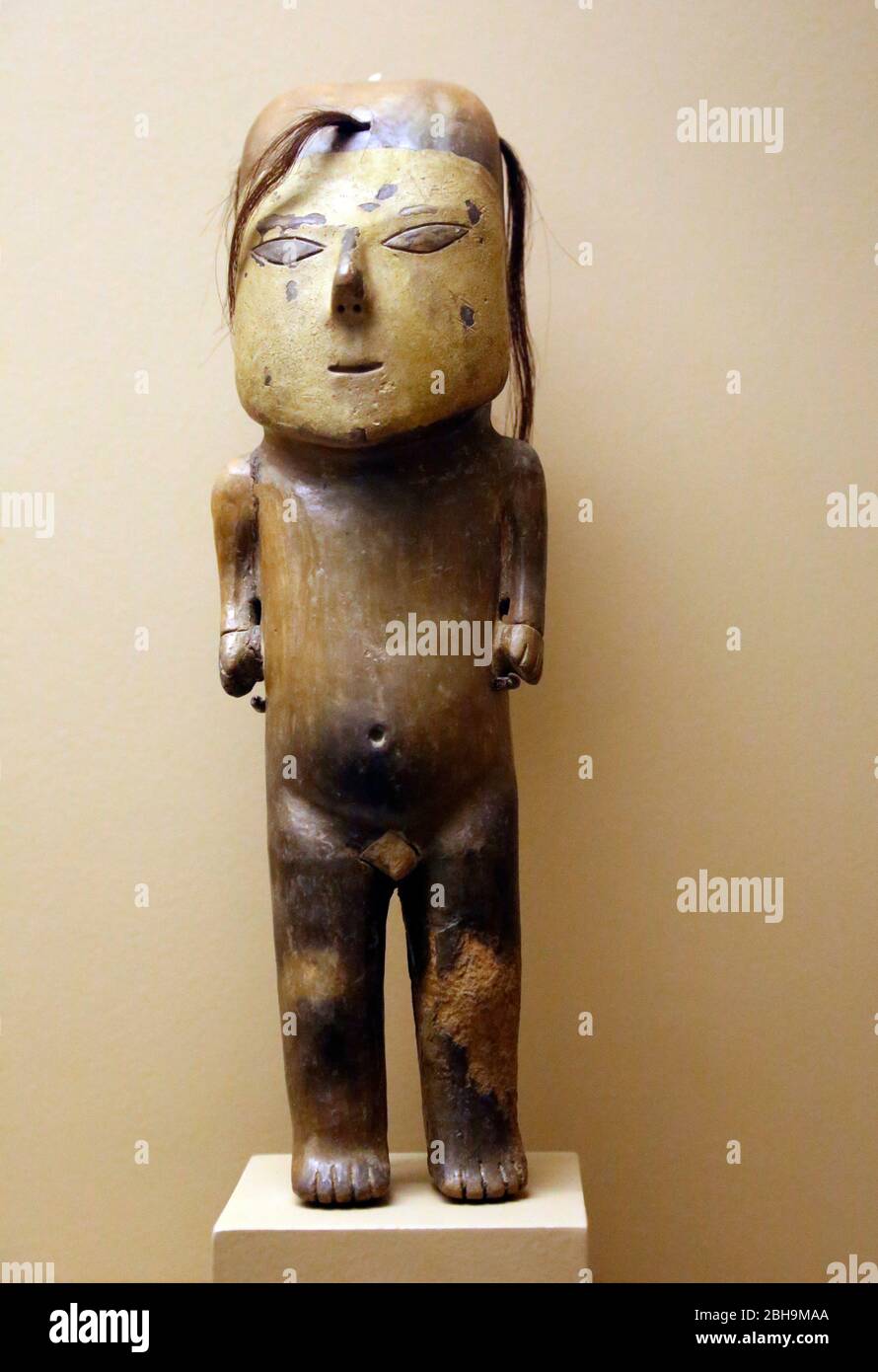 Era precolombiana. Statuina in ceramica con faccia dipinta e tre matasse di capelli huma. Paracas. Perù. Museo americano di Storia Naturale. NY Foto Stock