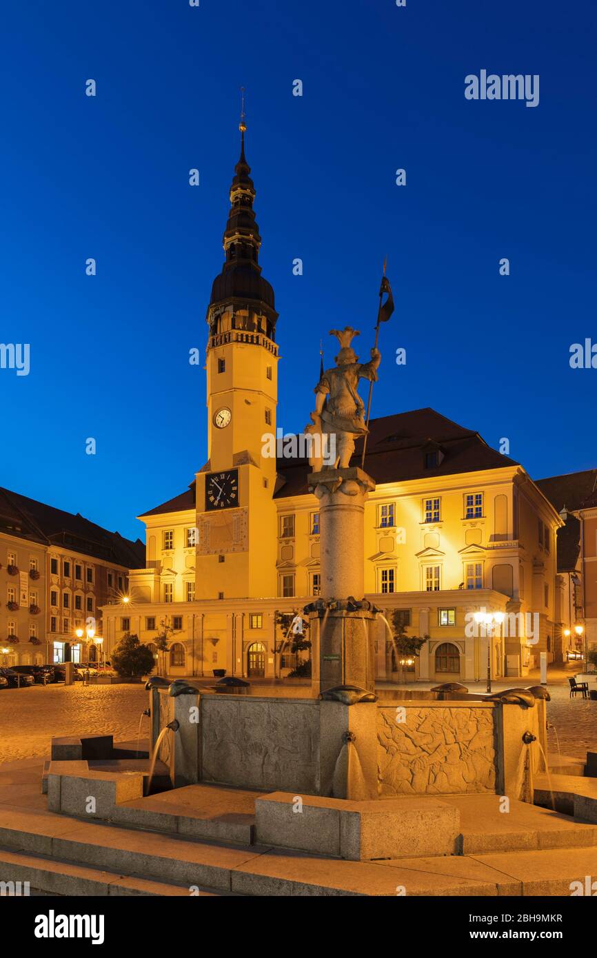 Fontana e Municipio a Hauptmarkt, Bautzen, Oberlausitz, Sassonia, Germania Foto Stock