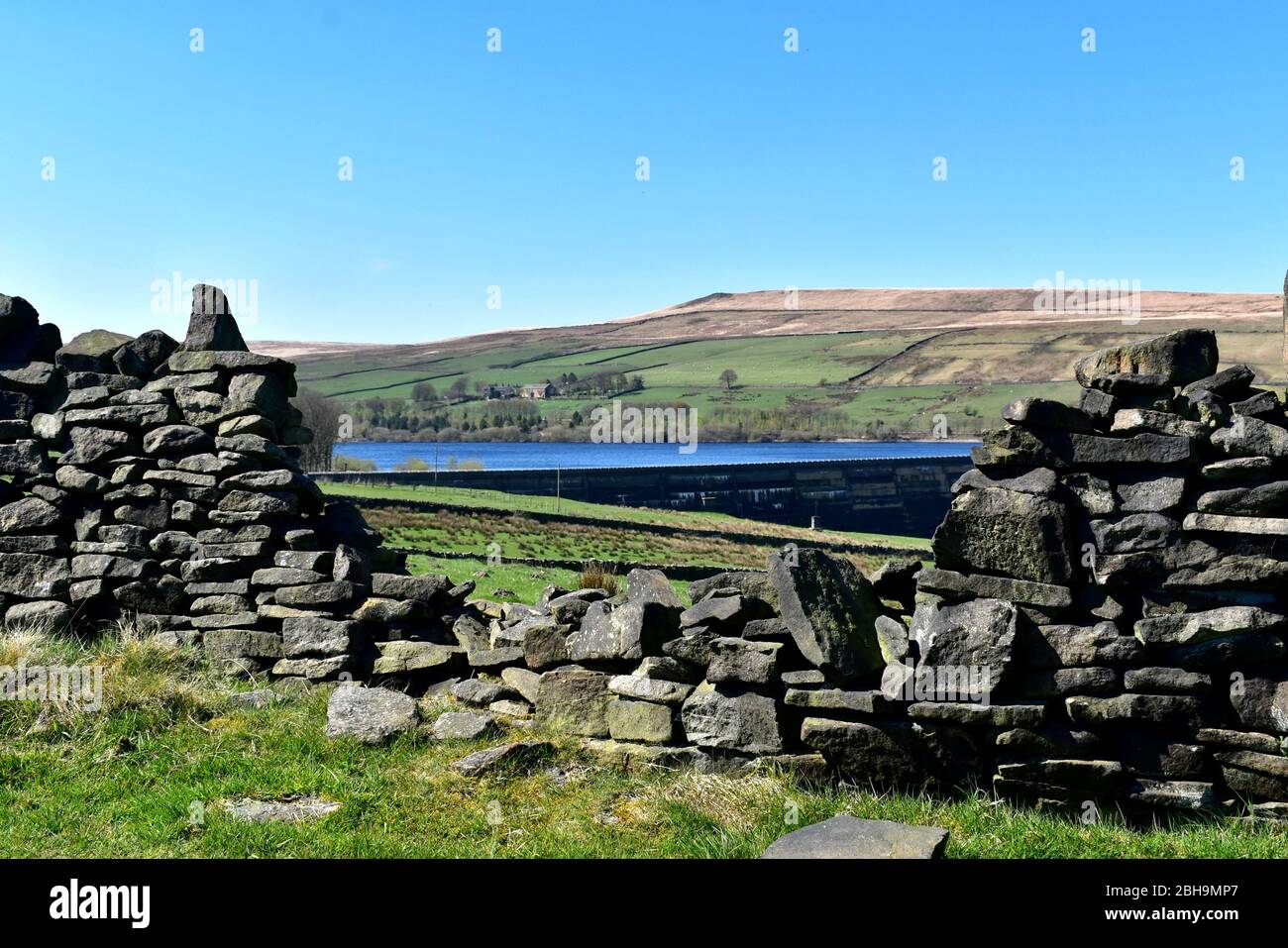 Baitings Dam attraverso un vuoto in un muro di pietra a secco. Foto Stock