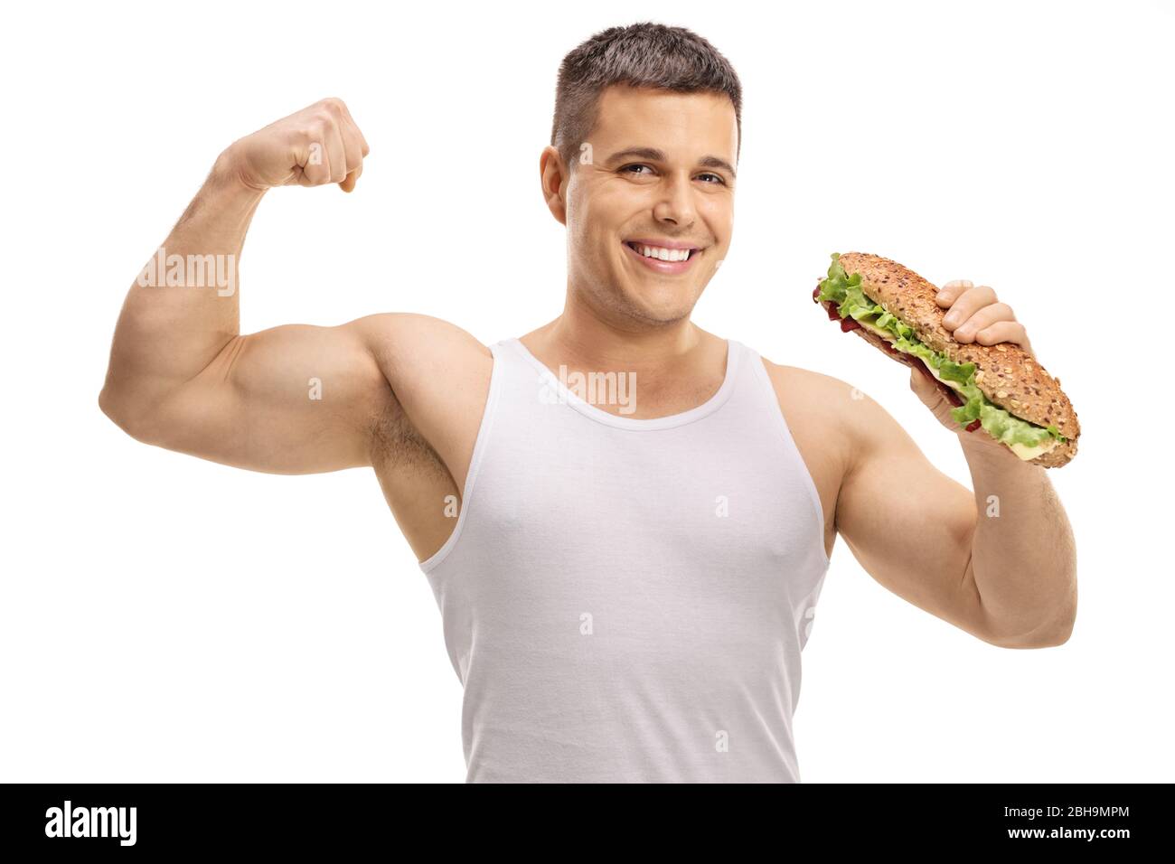 Uomo forte che mostra il muscolo bicep e mangiare un panino isolato su sfondo bianco Foto Stock