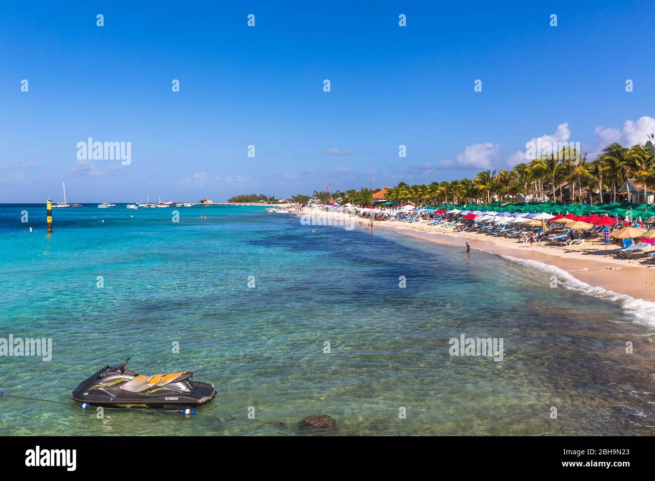 Sandstrand mit Sonnenschirme und Sonnenliegen, Grand Turk Island, Turks- und Caicosinseln, Mittelamerika Foto Stock